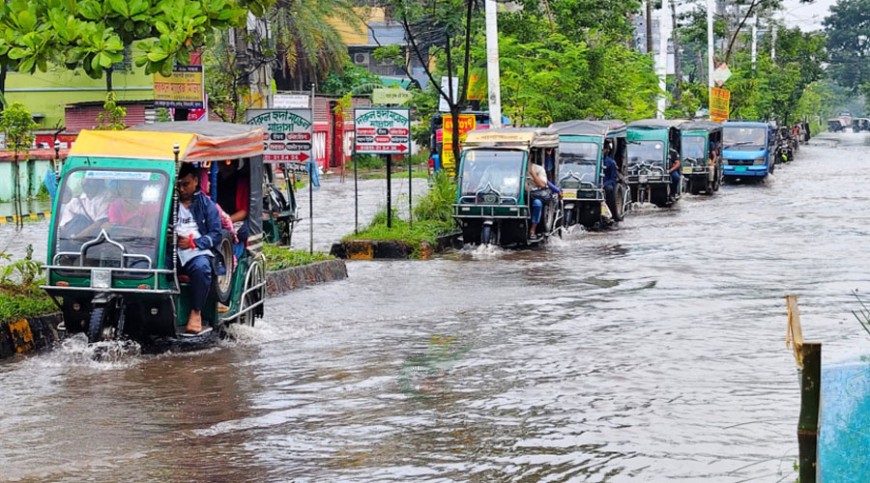 টানা বৃষ্টিপাতে খুলনায় জলাবদ্ধতা