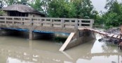 সংযোগ সড়ক ছাড়াই খালের মাঝখানে সেতু