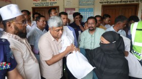 চট্টগ্রামে বন্যার্তদের মাঝে প্রতিমন্ত্রী অমিতের ত্রাণ বিতরণ