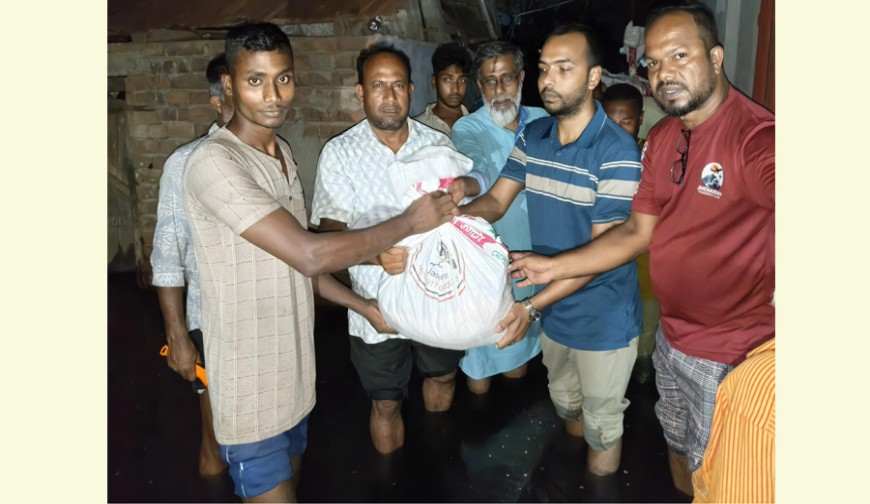 রাতে বাড়ি বাড়ি গিয়ে পানিবন্দীদের সহায়তা পৌঁছে দিলেন ইউএনও