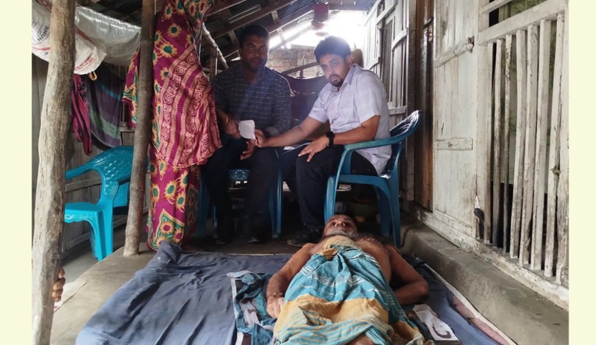 চিকিৎসা সহায়তা নিয়ে অসুস্থ অসহায় বৃদ্ধের পাশে ইউএনও