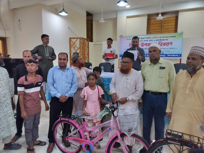 মহেশপুরের ৮০ পরিবারে এডিপির উপকরণ বিতরণ