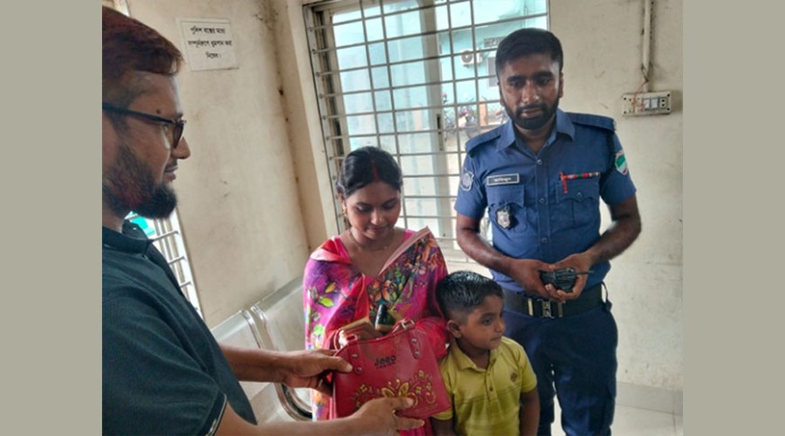 ইজিবাইকে ফেলে যাওয়া টাকাসহ ব্যাগ ফিরে পেলেন তরুণী