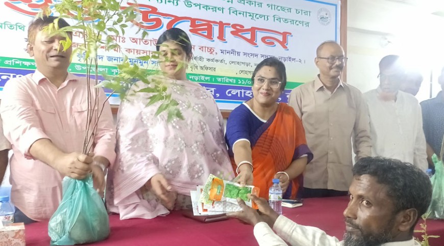 লোহাগড়ায় কৃষকদের মাঝে বিনামূল্যে গাছের চারা বিতরণ