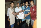 রাতে বাড়ি বাড়ি গিয়ে পানিবন্দীদের সহায়তা পৌঁছে দিলেন ইউএনও