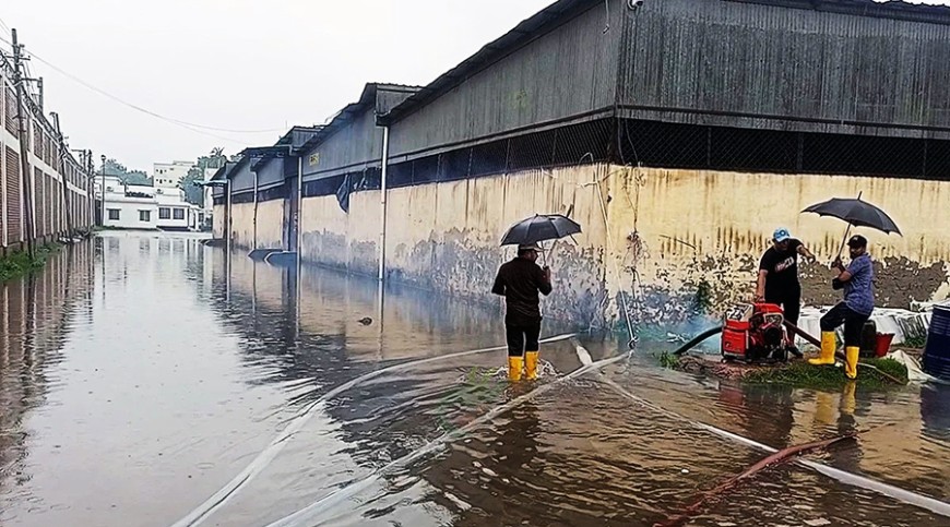 বেনাপোল বন্দরে বৃষ্টির পানিতে ভিজে নষ্ট কোটি টাকার পণ্য