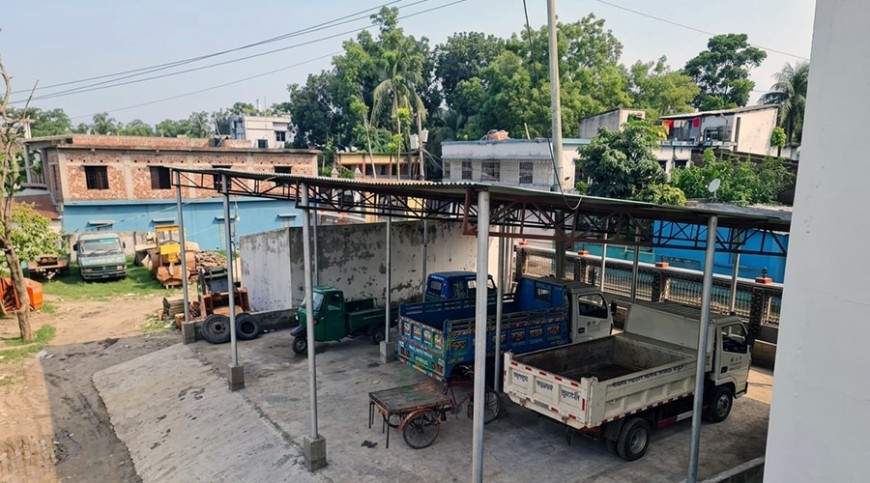 কৃষি দপ্তরের জমি দখল করে পৌরসভার গ্যারেজ নির্মাণ