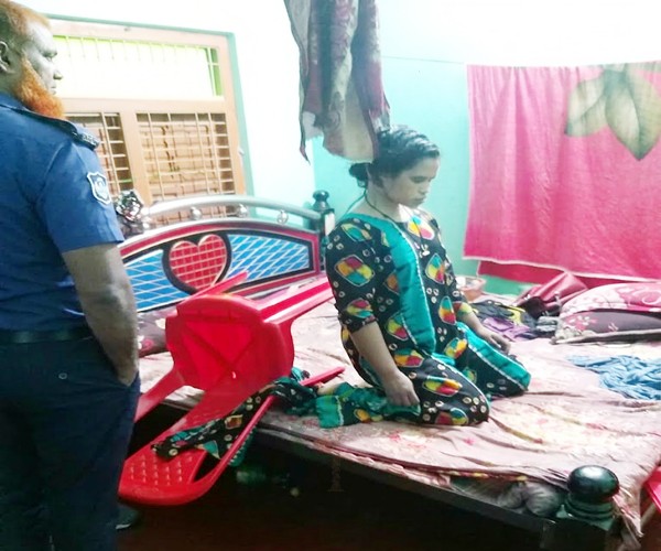 দেবহাটায় প্রবাসী নারীর ঝুলন্ত মরদেহ উদ্ধার