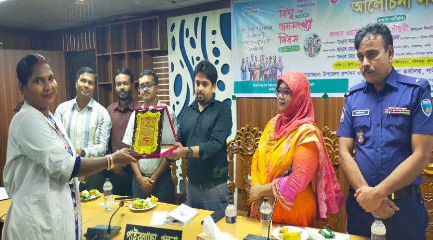 পাইকগাছায় ৬ ব্যক্তি ও প্রতিষ্ঠানকে পুরস্কার প্রদান