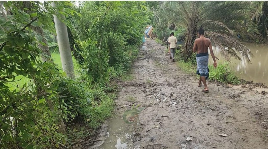 বর্ষা হলেই গ্রামীণ কাঁচা রাস্তায় চলাচলে ভোগান্তি