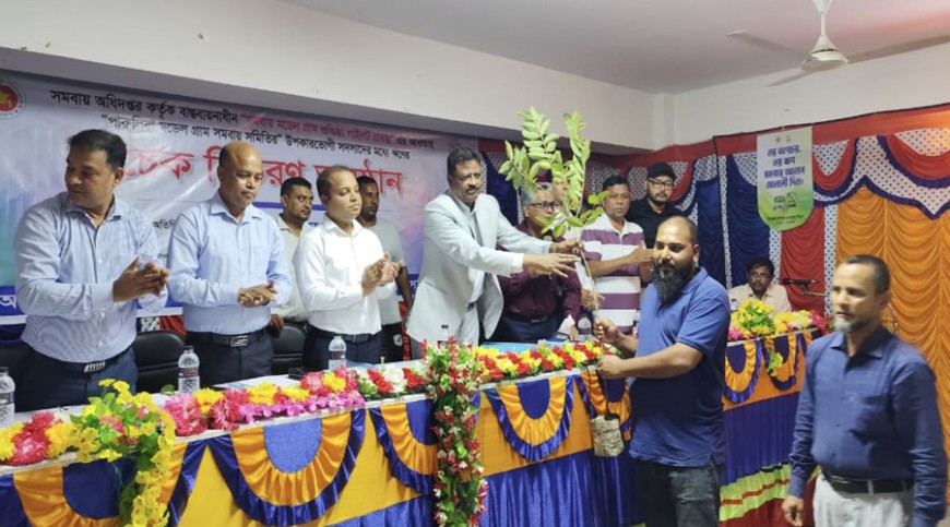 দেবহাটায় মডেল গ্রাম প্রতিষ্ঠায় চেক বিতরণ