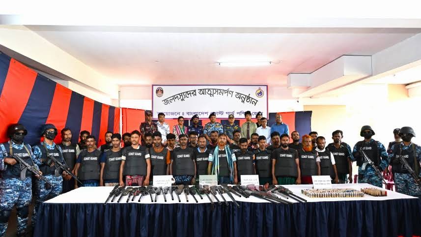 সুন্দরবনে 'ছোট জাহাঙ্গীর' বাহিনীর ২৭ দস্যুর আত্মসমর্পণ