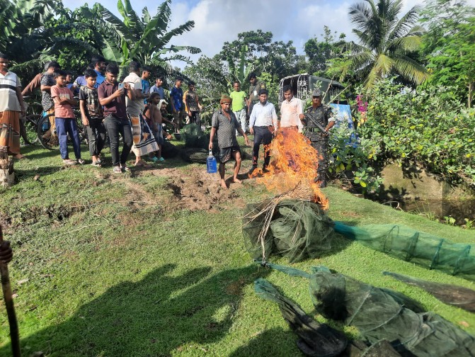 ঝিনাইদহের বিল থেকে চাইনিজ জাল জব্দ
