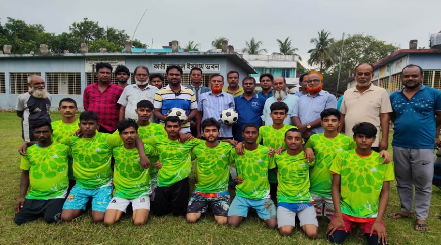 মেহেরপুরে যুব ও ছাত্রসমাজের মধ্যে ফুটবল বিতরণ
