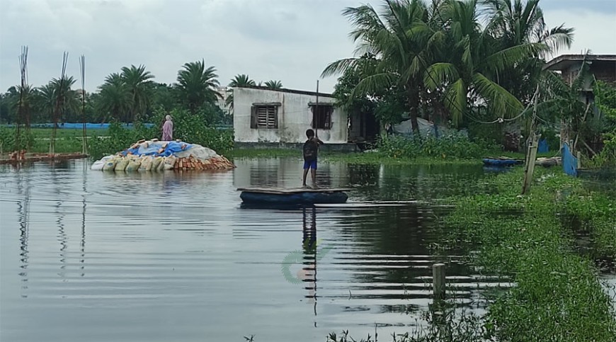 সাতক্ষীরায় ভয়াবহ জলাবদ্ধতায় জনজীবন বিপর্যস্ত