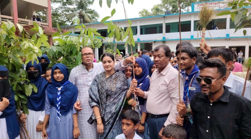 লোহাগড়ায় গাছের চারা বিতরণ করলেন নিপুণ রায়