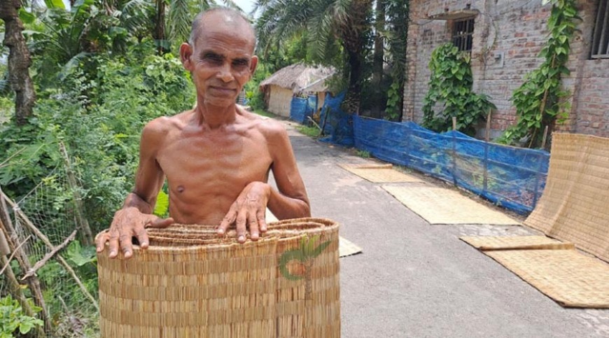 বংশপরম্পরায় মাদুর বুনছেন তারা