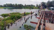 সেতুর কাজ শেষ হলো না, তলিয়েছে কাঠের সাঁকোও