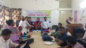 পাইকগাছায় স্বাস্থ্য সহকারীদের মাঝে ছাতা বিতরণ