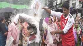 যশোরে নজরুলের কুশপুতুলে আগুন, জুতা