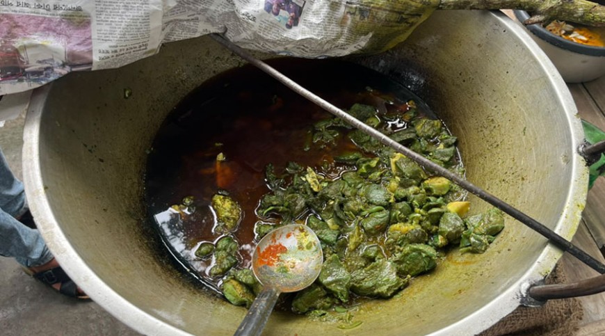 রান্নার সময় গরুর মাংসের রং হয়ে গেলো সবুজ!