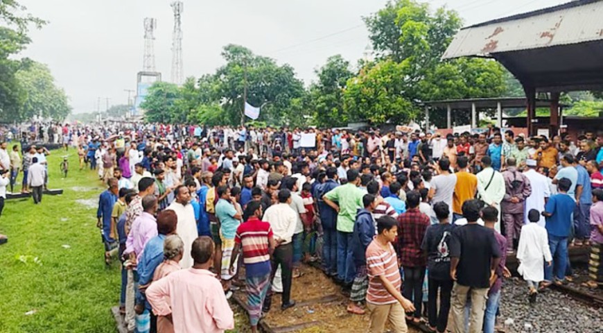 খোকসায় বেনাপোল এক্সপ্রেসের যাত্রাবিরতি দাবিতে রেলপথ অবরোধ