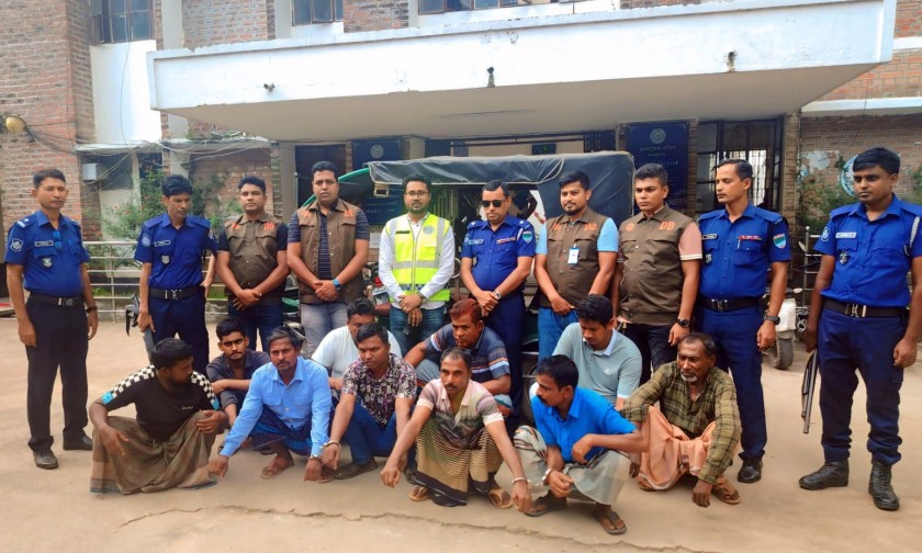 ঝিনাইদহে শিশু মিশকাতের ইজিবাইক উদ্ধার দশ দস্যু গ্রেপ্তার