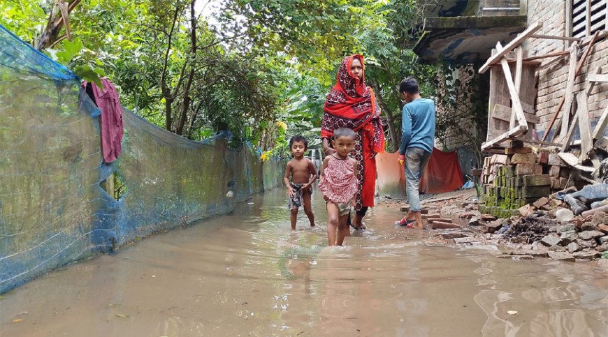 সাতক্ষীরায় পানিবন্দী হাজারো মানুষ, প্লাবিত সড়ক শিক্ষাপ্রতিষ্ঠান