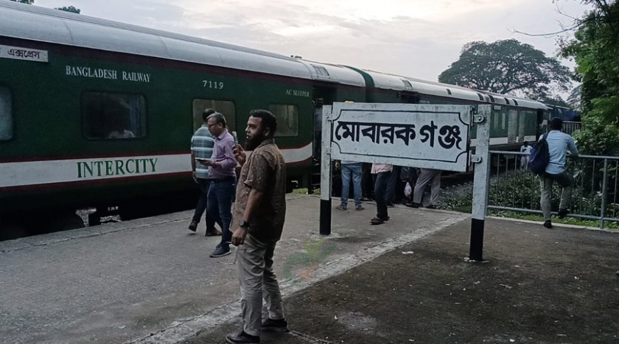স্টেশনে ট্রেন রেখে চালক লাপাত্তা, ফিরলেন এক ঘণ্টা পর, যাত্রীদের বিক্ষোভ