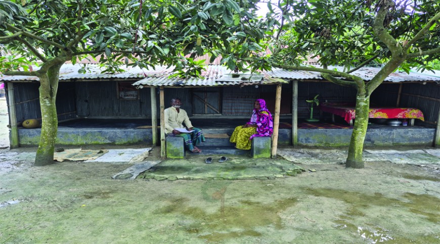 মহেশপুরে অর্ধশত বছরের বসতভিটা দখলের পাঁয়তারা