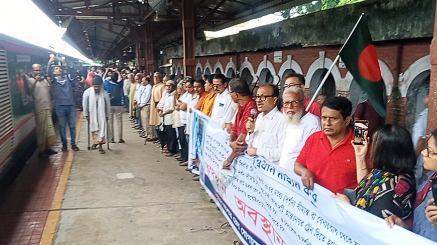 প্রভাতি ট্রেনসহ ছয় দফা দাবিতে যশোর জংশনে অবস্থান কর্মসূচি