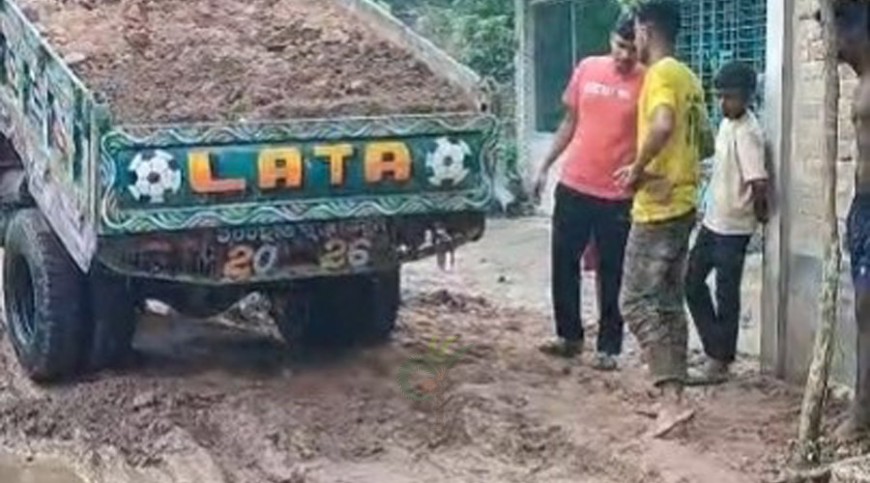 নিজ অর্থায়নে সড়ক সংস্কার করলেন বিএনপি নেতা