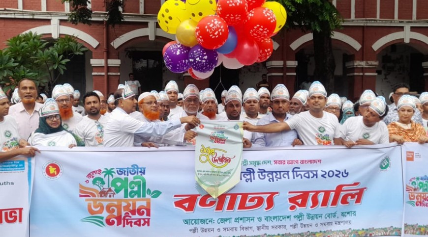 উদ্যোক্তাদের মাঝে পাঁচ লক্ষাধিক টাকার চেক বিতরণ