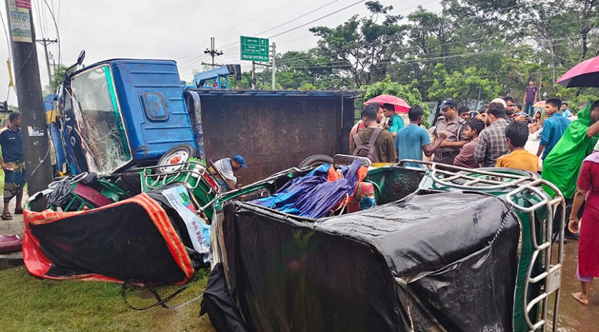 খুলনায় ট্রাক-ইজিবাইক সংঘর্ষে দুইজন নিহত, আহত ৮