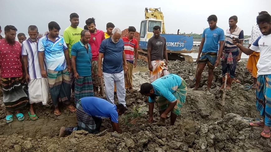 সাতক্ষীরার গাবুরায় বেড়িবাঁধ রক্ষায় অবৈধ 'নাইনটি' অপসারণ