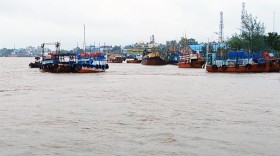 সূর্যের দেখা নেই চারদিন, ভারী বৃষ্টি দমকা হওয়া জলাবদ্ধতায় নাকাল উপকূল