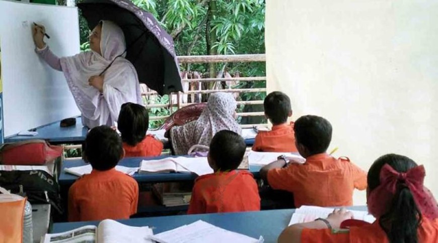 এক হাতে ছাতা অন্য হাতে কলম- চলছে পাঠদান