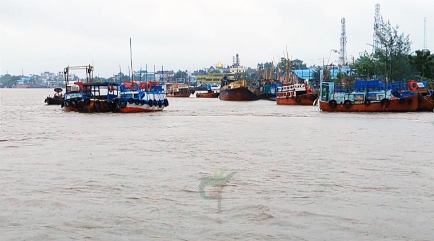 সূর্যের দেখা নেই চারদিন, ভারী বৃষ্টি দমকা হওয়া জলাবদ্ধতায় নাকাল উপকূল