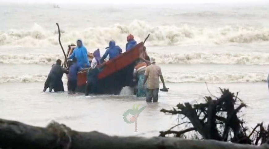 উত্তাল বঙ্গোপসাগরে তিন ট্রলারডুবি, নিখোঁজ ১৩