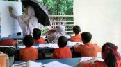এক হাতে ছাতা অন্য হাতে কলম- চলছে পাঠদান