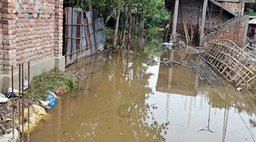 পাইকগাছায় ড্রেন ছাড়াই সড়ক নির্মাণ, জলাবদ্ধতায় চরম দুর্ভোগ