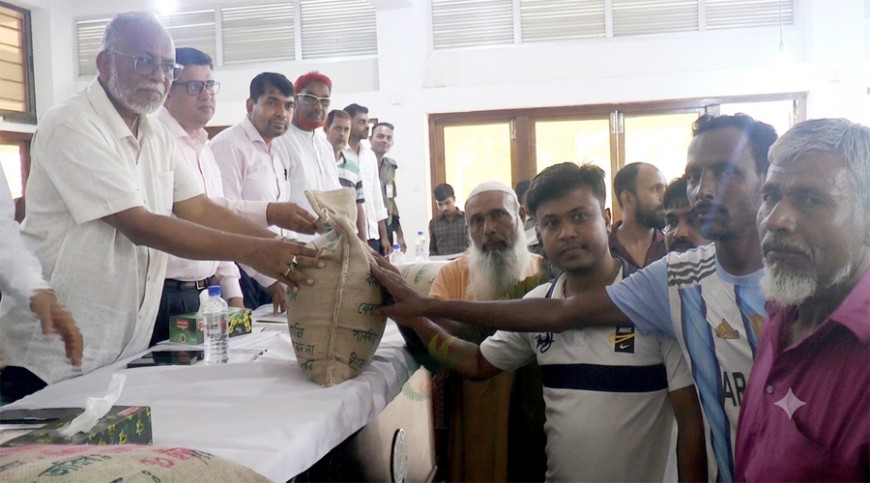 যশোরে প্রণোদনার আমন বীজ ও সার পেলেন পৌনে পাঁচ হাজার কৃষক