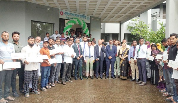 সুন্দরবন উপকূলে জেলেদের স্বাবলম্বী করতে স্বল্পসুদে ঋণ বিতরণ