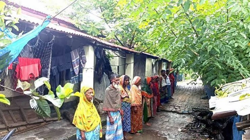 পানগুচি নদীর চর কেটে ইটভাটায় মাটি