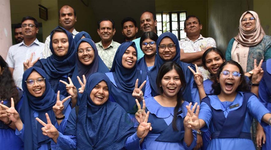 ফলাফলে এগিয়ে মেয়েরা