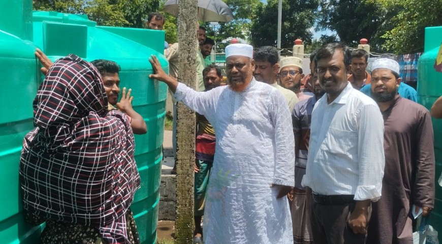 কয়রায় সুপেয় পানির ট্যাংক বিতরণ