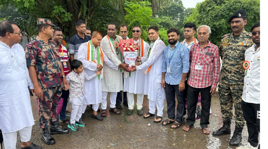 ভারতের স্বাধীনতা দিবসে ভোমরায় ব্যবসায়ী - সীমান্তরক্ষীদের মিলনমেলা