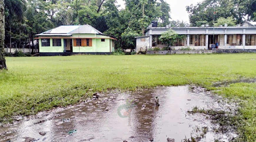 কাদা-পানিতে শিশু শিক্ষার্থীদের চরম দুর্ভোগ