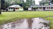 কাদা-পানিতে শিশু শিক্ষার্থীদের চরম দুর্ভোগ