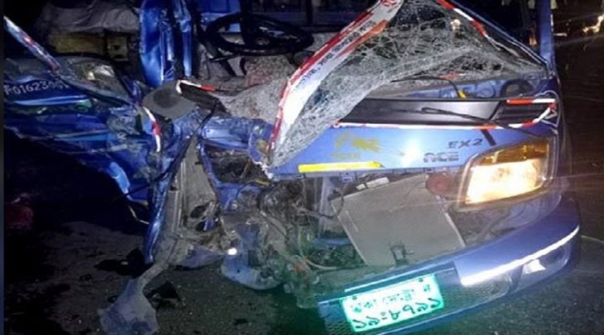 যশোরে কাভার্ডভ্যানে মিনি পিকআপের ধাক্কা, নিহত ১ আহত ২